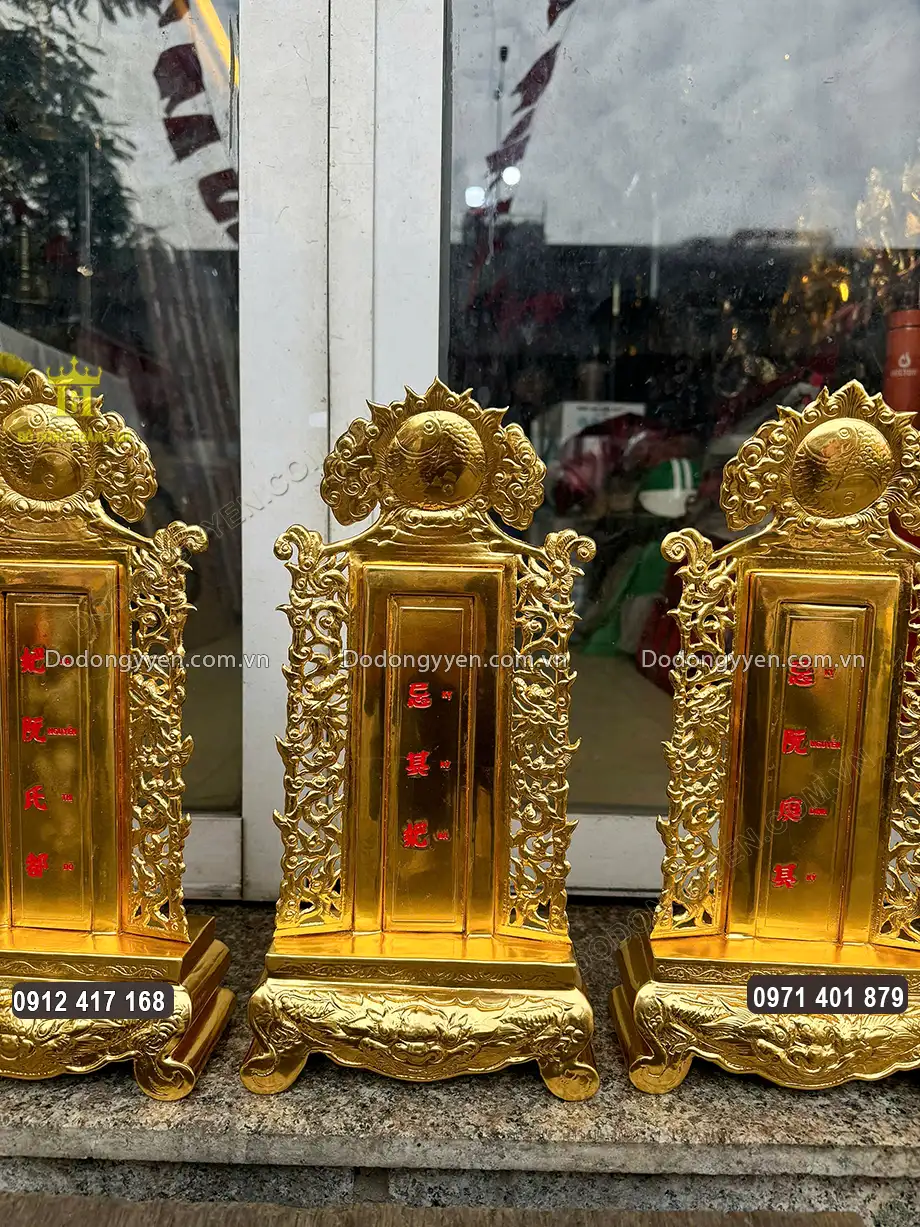 Vật phẩm được đặt tại trung t&acirc;m ban thờ gia ti&ecirc;n